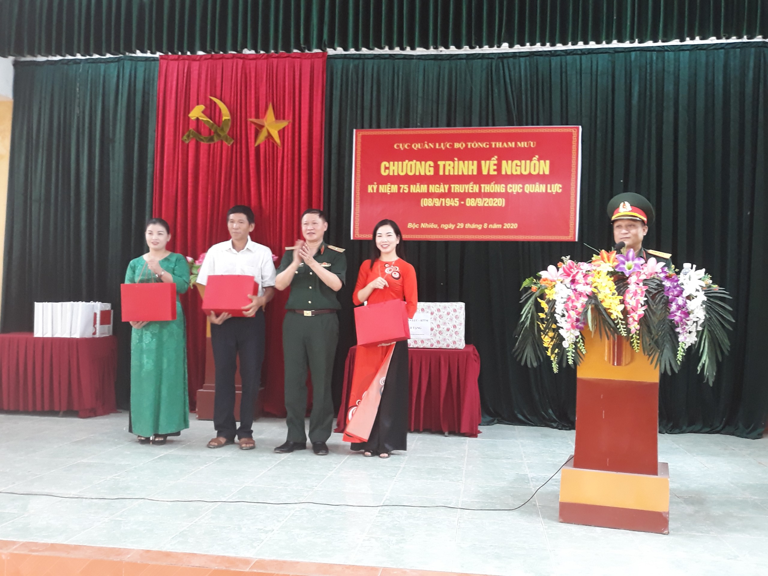 Thủ trưởng Cục Quân lực trao quà cho đại diện 03 trường học 