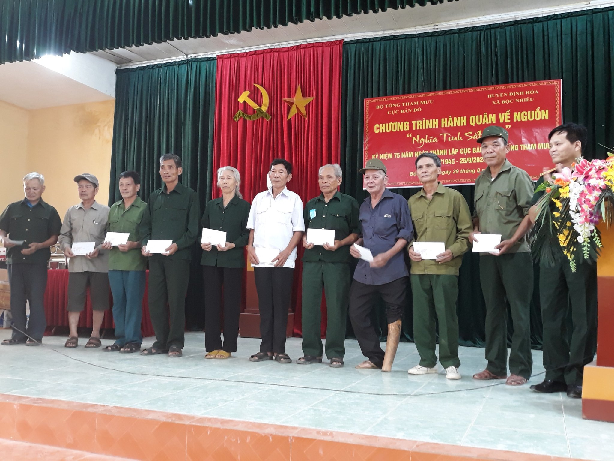 Lãnh đạo Cục Bản đồ trao quà cho các hộ gia đình chính sách, gia đình gặp hoàn cảnh khó khăn